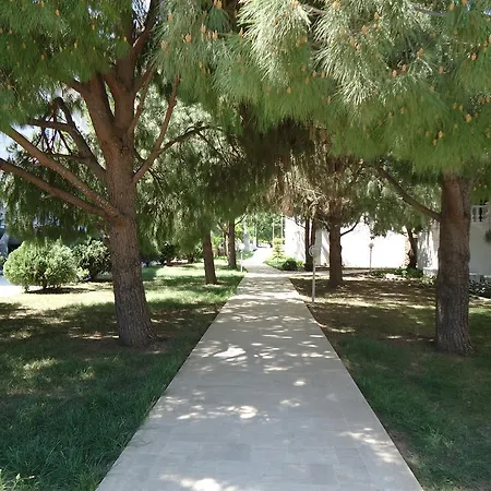 אתר נופש Larissa Mare בלדיבי